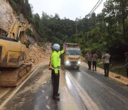 Arahan Pj Gubri minta PUPR Riau siagakan alat berat di daerah rawan longsor selama momen mudik Lebaran (foto/ilustrasi)