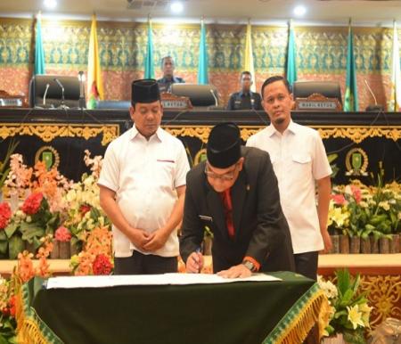 Plt Gubri tandatangani nota kesepakatan KUA-PPAS APBD Provinsi Riau Tahun 2024
