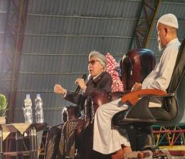 Buya Yahya didampingi Walikota Dumai H Paisal menyampaikan tausiah agama pada acara Safari Dakwah di Dumai (foto/Bambang)
