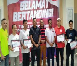 Ketua PWI Riau Zulmansyah Sekedang (dua kanan) ajak anggota ikut Pingpong Championship V 2023 (foto/ist) 