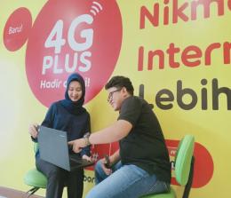Pelanggan Indosat Ooredoo saat menikmati layanan internet di jaringan yang handal dan terjaga 