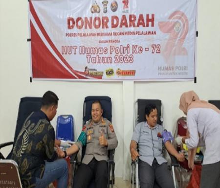 Kapolres Pelalawan, AKPB Suwinto saat donor darah dalam rangka HUT ke-72 Humas Polri di Mapolres Pelalawan.(foto: andi/halloriau.com)