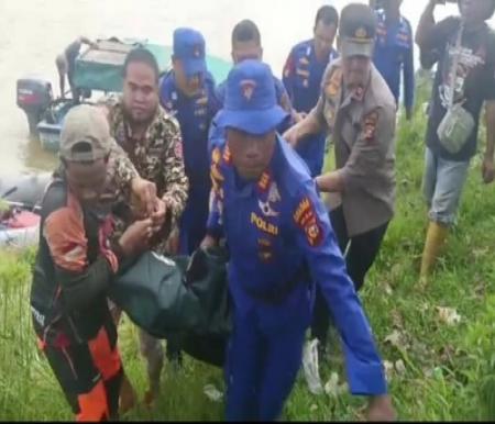 Proses evakuasi jasad korban kecelakaan yang jatuh ke Sungai Kampar di Kecamatan Langgam.(foto: anndi/halloriau.com)