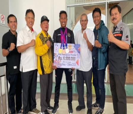 Ketua KONI Riau, Iskandar Hoesin bersama atlet dayung Riau, Maizir Riyondra yang berhasil menyumbangkan medali untuk Indonesia di Asian Games.(foto: rahmat/halloriau.com)