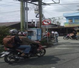 Rambu-rambu One Way sudah terpasang di salah satu persimpangan jalan di Kota Selatpanjang