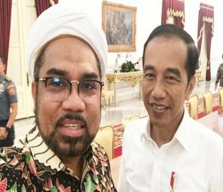 Tenaga Ahli Utama KSP, Ali Mochtar Ngabalin bersama Presiden Jokowi (foto/int)