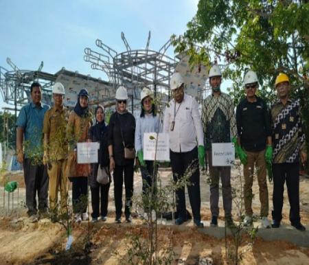 Direktur PPA KLHK Nety Widayati didampingi Manager ECSR PHR Wan Dedi Yudishtira melakukan penanaman  pohon di area pembangunan Ekoriparian di Kampus Umri, Senin (25/9).(foto: istimewa)