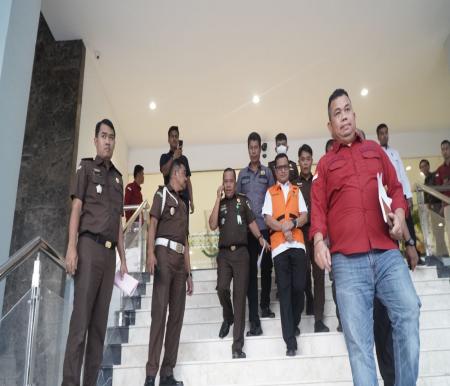 Kadisdik Riau, TFT ditahan Kejati Riau terkait dugaan korupsi di Setwan DPRD Riau. (foto/Yuni)