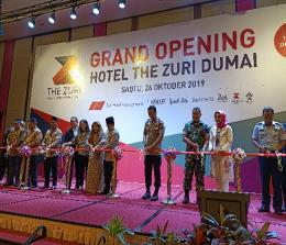 Walikota Dumai Drs H Zulkifli AS MSi memotong pita pada acara grand Opening Hotel The Zuri Dumai.