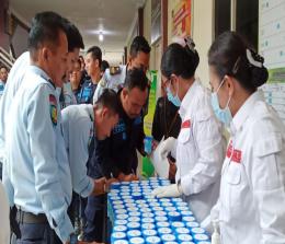 Petugas Lapas Sialang Bungkuk tes urine (foto/int)