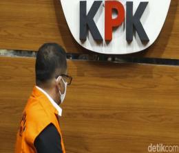 Bupati Meranti nonaktif, M Adil usai ditetapkan sebagai tersangka suap oleh KPK.(foto: int)