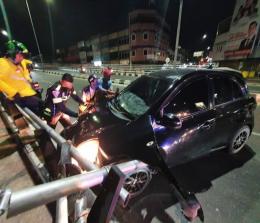 Mobil Nissan March BM1230 JI, menabrak pembatas jalan di Jembatan Siak IV, Kota Pekanbaru.