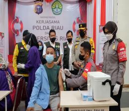Kepolisian Daerah Riau kembali menyalurkan vaksin. Kali ini, vaksinasi massal digelar di kampus Unri, Panam Pekanbaru, Selasa (14/9/2021)