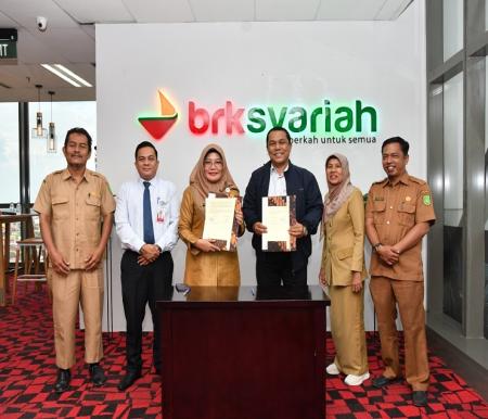 SMAN Plus Riau Bersama BRK Syariah Cabang Pekanbaru Sudirman lakukan perjanjian kerjasama tentang pembukaan rekening tabungan dan layanan jasa perbankan lainnya 