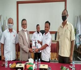 

Ketua KONI Kota Pekanbaru, Anis Murzil ST menyerahkan cinderamata majalah terbitan KONI Pekanbaru.