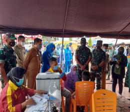 Pangkogabwilhan I Laksdya TNI Muhammad Ali tinjau pelaksanaan vaksinasi Covid-19 di Dumai, Senin (18/4/2022).

