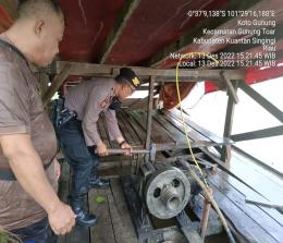 Personel Polres Kuansing merusak rakit PETI di Sungai Kuantan.(foto: ultra/halloriau.com)