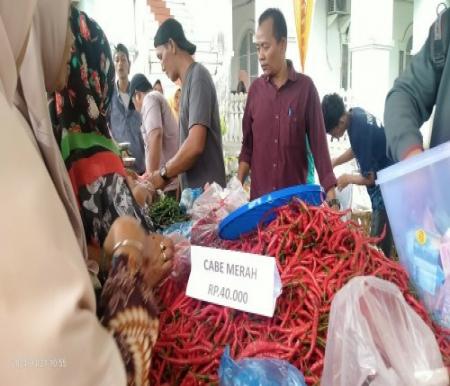 Gerakan pangan murah digelar DKPP Kabupaten Rohil di halaman Kantor BPKAD (foto/afrizal)