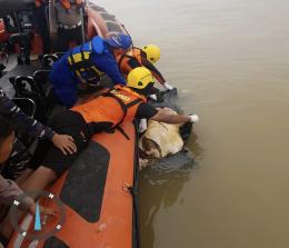 Jenazah ABK KLM Cahaya Indah ditemukan mengapung di perairan Desa Topang, Kecamatan Rangsang