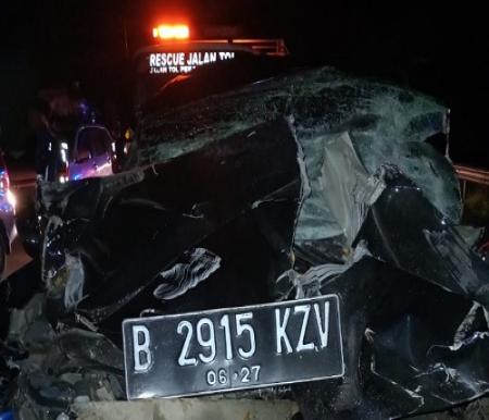 Xpander hitam ringsek usai kecelakaan di Tol Pekanbaru-Dumai.(foto: mcr)