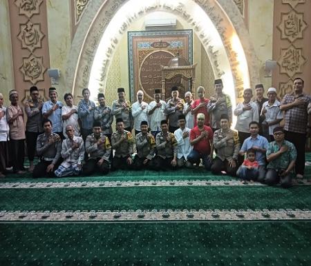 Wakapolresta Pekanbaru, AKBP Hengky Purwanto bersama jamaah di Masjid Gunung Merah (foto/ist)