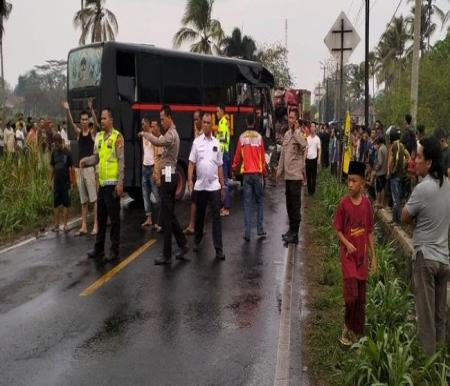 Bus Brimob tabrak truk bermuatan LPG di Lampung Timur (foto/int)