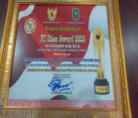 Diskominfotik Riau menerima Penghargaan KI Awards 2023.(foto: mcr)