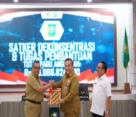 Gubri, Edy Natar menyeraha DIPA 2024 di Riau kepada Sekdaprov Riau, SF Hariyanto.(foto: mcr)