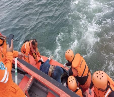 Proses evakuasi satu korban kecelakaan kapal di Selat Malaka yang berhasil ditemukan Tim SAR gabungan.(foto: mcr)