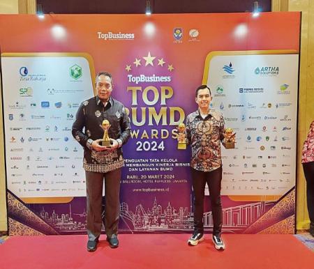 Asisten II Setdako Pekanbaru Ingot Ahmad (kiri) mewakili Pj Wako Muflihun menerima penghargaan Top BUMD Award 2024 (foto/ist)