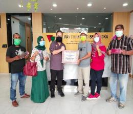 Penyerahan paket sembako oleh Kacab PT RFB Pekanbaru, Liwan kepada wartawan di Pekanbaru