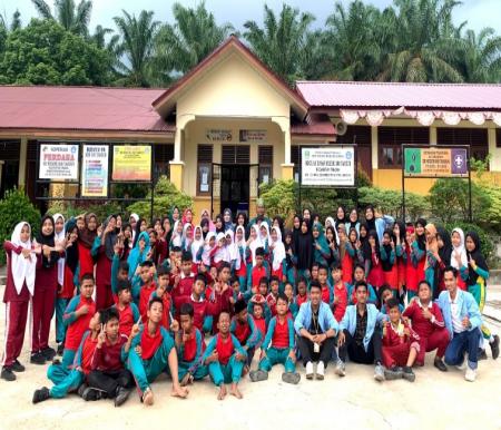 Mahasiswa Kukerta Unri bersama murid SDN 008 Tandun, Rohul (foto/ist)