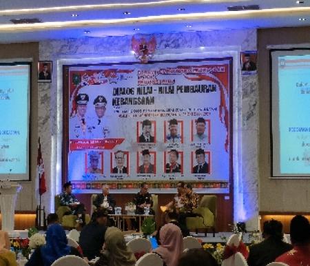 Sekbankesbangpol Riau, Achirunnas, mewakili Kabankesbangpol Riau membuka acara Dialog Nilai Nilai Pembauran dan Kebangsaan yang ditaja FPK Riau, Senin (23/10/23).