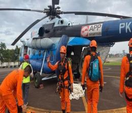 Heli berisi Tim SAR terpaksa mendarat di Merangin akibat cuaca buruk.(foto: detik.com)