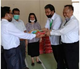 Pemberian Sembako kepada masyarakat terdampak Covid-19  jemaat HKBP Pekanbaru oleh Ketua ApHI Riau Muller Tampubolon, SE MM.