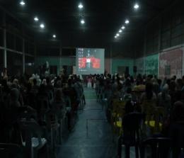 Ratusan penonton terlihat memadati lapangan untuk menyaksikan nonton bareng film Petang Megang