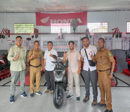 Jajaran manajemen PT CDN Riau saat penyerahan satu unit sepeda motor Honda Beat untuk SMKN 3 Mandau.(foto: istimewa)