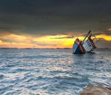 Ilustrasi Kapal KM Lintang Timur tujuan Malaysia karam dihantam ombak (foto/int)