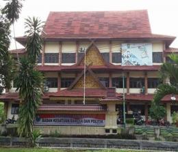 Gedung Kesbangpol lama yang terletak di Jalan Sudirman, persis di seberang kantor BPK Riau.