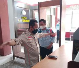Anggota KPU Riau, Nugroho Noto Susanto melakukan peninjauan di TPS 15 Lapas Pasir Pengaraian.