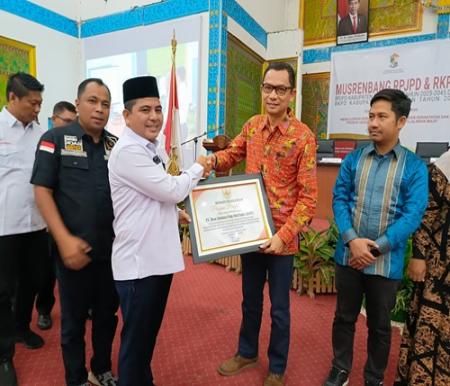 Wabub Pelalawan Nasaruddin menyerahkan penghargaan yang diterima langsung CD Head RAPP F Leohansen Simatupang (foto/ Andy)
