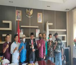 Bupati Pelalawan, H Zukri foto bersama PWI Pelalawan, Jumat (1/10/2021).