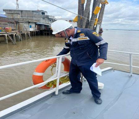 Petugas Keselamatan Berlayar, KSOP Selatpanjang melakukan pemeriksaan terhadap kapal MV Trans Jet