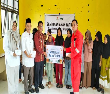 PT EMP Energi Riau berikan santunan ke puluhan anak yatim dan dhuafa di Kelurahan Kerumutan dan Desa Mak Teduh (foto/Dasmun)
