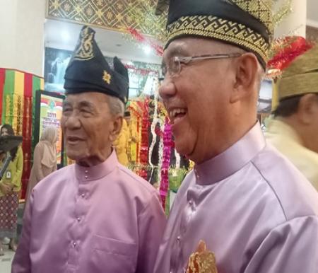Dua mantan Gubernur Riau, Anas Maamun dan Andi Rachman saat momen Paripurna HUT ke-66 Riau di DPRD Riau.(foto: rinai/halloriau.com)