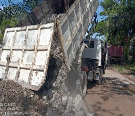 Material perbaikan Jalan Lintas Sinaboi-Bagansiapiapi.(foto: mcr)