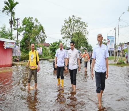 Walikota Dumai H. Paisal saat meninjau banjir di Jalan Dock Yard Kota Dumai akibat hujan deras belum lama ini.(foto: bambang/halloriau.com)