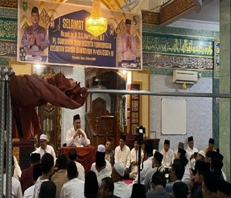 Pj Gubernur Riau, SF Hariyanto saat safari Ramadan perdana di Masjid Ibadah Tangkerang Tengah.(foto: sri/halloriau.com)