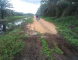 Proyek peningkatan tanggul penahan banjir di Desa Talang Jerinjing, Kecamatan Rengat Barat yang diduga asal jadi
