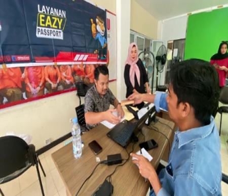 Anggota PWI Riau membuat paspor kolektif melalaui layanan Eazy Passport.(foto: istimewa)